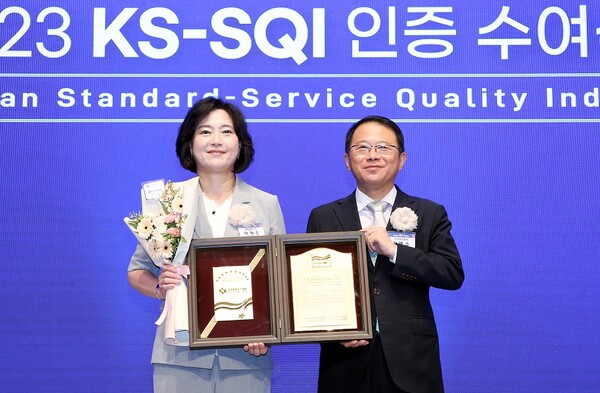 신한은행 박현주 소비자보호그룹 부행장(왼쪽)과 한국표준협회 강명수 회장