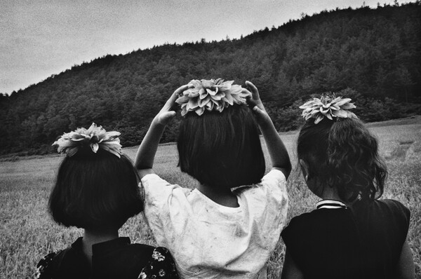 이갑철,꽃을 머리에 얹은 소녀들, 합천Hapcheon, Korea, 1996, (제공=한미)