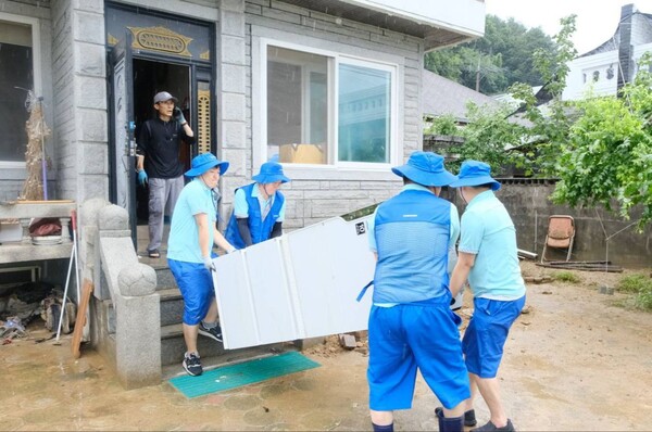 삼성전자서비스 임직원이 침수된 냉장고를 수리하기 위해 이동하는 모습