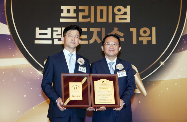 신한은행 문진규 WM사업본부장(왼쪽)과 한국표준협회 강명수 회장