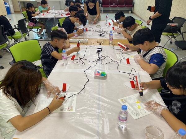 지난 8일 한국도로공사 본사에서 아동들이 3D캔디펜을 이용해 체험 프로그램에 참여하고 있다.(제공=한국도로공사)