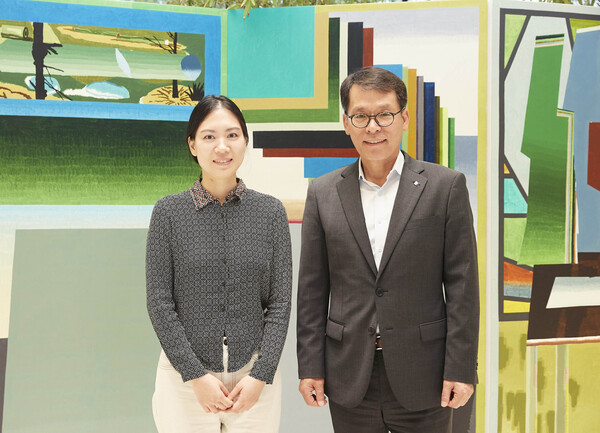 김성태 IBK기업은행장(오른쪽)과 전현선 작가(왼쪽)