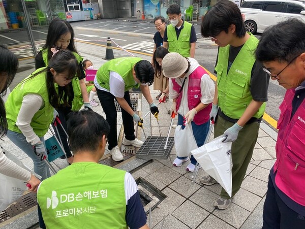지난 16일 서울 강남구 포스코사거리 일대에서 DB손해보험 임직원 및 가족 등 60여명이 '줍깅' 봉사활동을 실시하고있다.(제공= DB손해보험)