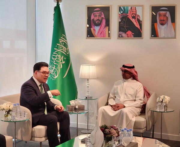 이은형 하나금융그룹 부회장(사진 왼쪽)과 사아드 알 칼브(Saad Al-Khalb) 사우디 수출입은행 회장(사진 오른쪽)