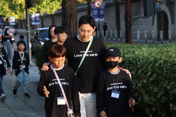 지난 17일 서울 경복궁 인근에서 진행된 ‘CJ도너스캠프 꿈키움 원더워크’에서 CJ프레시웨이 임직원 봉사자와 지역아동센터 아이들이 거리를 함께 걷고 있다.(제공=CJ나눔재단)