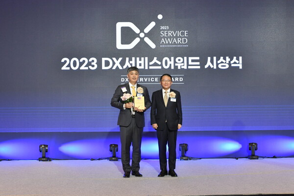 강명수 한국표준협회장(우측)과 박형주 KB국민은행 디지털신사업본부장(좌측)