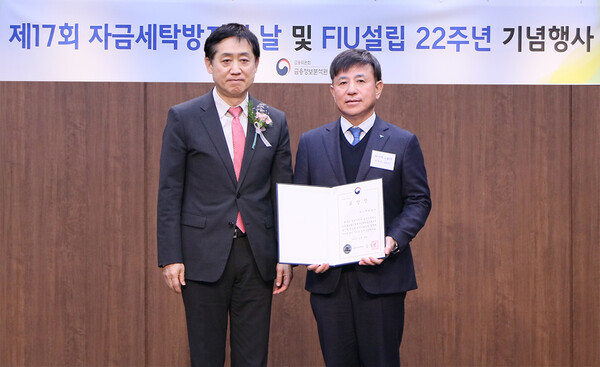 박승오 하나캐피탈 대표이사(사진 오른쪽)가 표창장을 들고 김주현 금융위원장(사진 왼쪽)