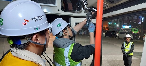SKT 구성원들이 버스 와이파이 중계기를 구축하는 현장 모습(제공=SKT)