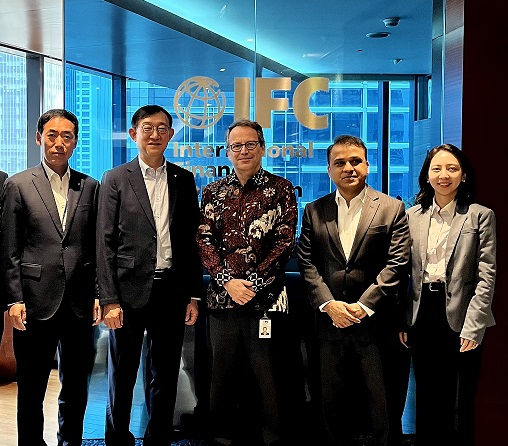 신한은행 서승현 글로벌사업그룹장(왼쪽에서 두번째), 신한인도네시아은행 구형회 법인장(왼쪽에서 첫번째), IFC 금융섹터 동아시아 투자본부장 Asif Mustaqim(왼쪽에서 세번째)