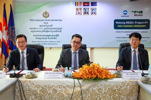 왼쪽부터 김홍주 캄보디아우리은행 법인장, 케오 오마리스(Keo Omaliss) 캄보디아 산림청장(Director General of Forestry Administration, Cambodia)진선필 아시아산림협력기구 사무차장
