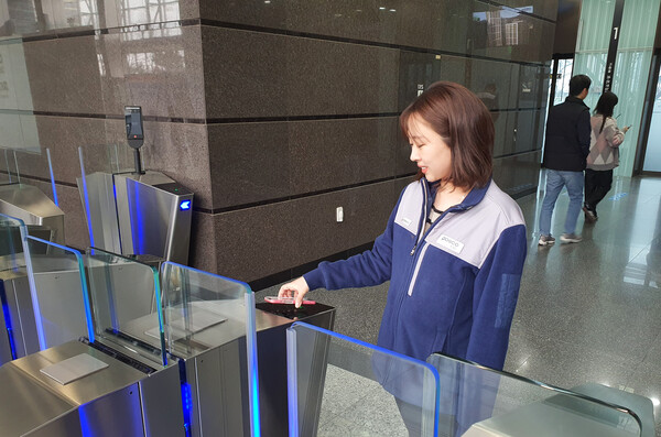 포스코이앤씨 직원이 모바일 사원증으로 인천 송도 사옥을 출입하고 있다.