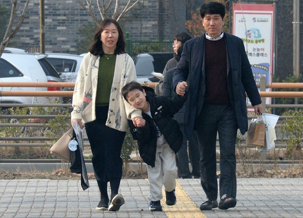 전북 전주시 전주양현초등학교에서 입학생들이 활기찬 모습으로 등교하고 있는 모습. (사진=뉴시스)