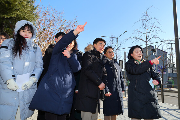 민원인의 설명을 듣는 최호정의원(제공=서울시의회)
