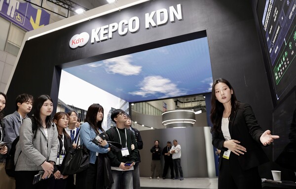 한전KDN, BIXPO 2025서 전시관을 찾은 관람객들이 솔루션 설명을 듣고 있다.(제공=한전KDN)
