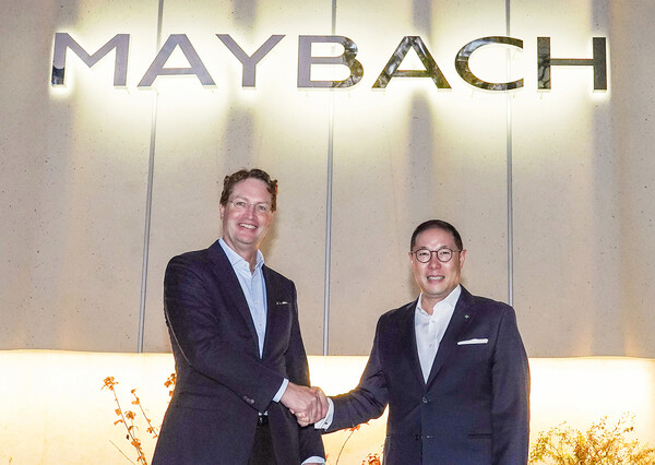 조현상 HS효성 부회장(오른쪽)과 올라 칼레니우스 메르세데스-벤츠 그룹 이사회 의장 겸 CEO(왼쪽)가 13일 서울 강남구 마이바흐 브랜드센터 서울에서 기념촬영을 하고 있다.(제공=효성)